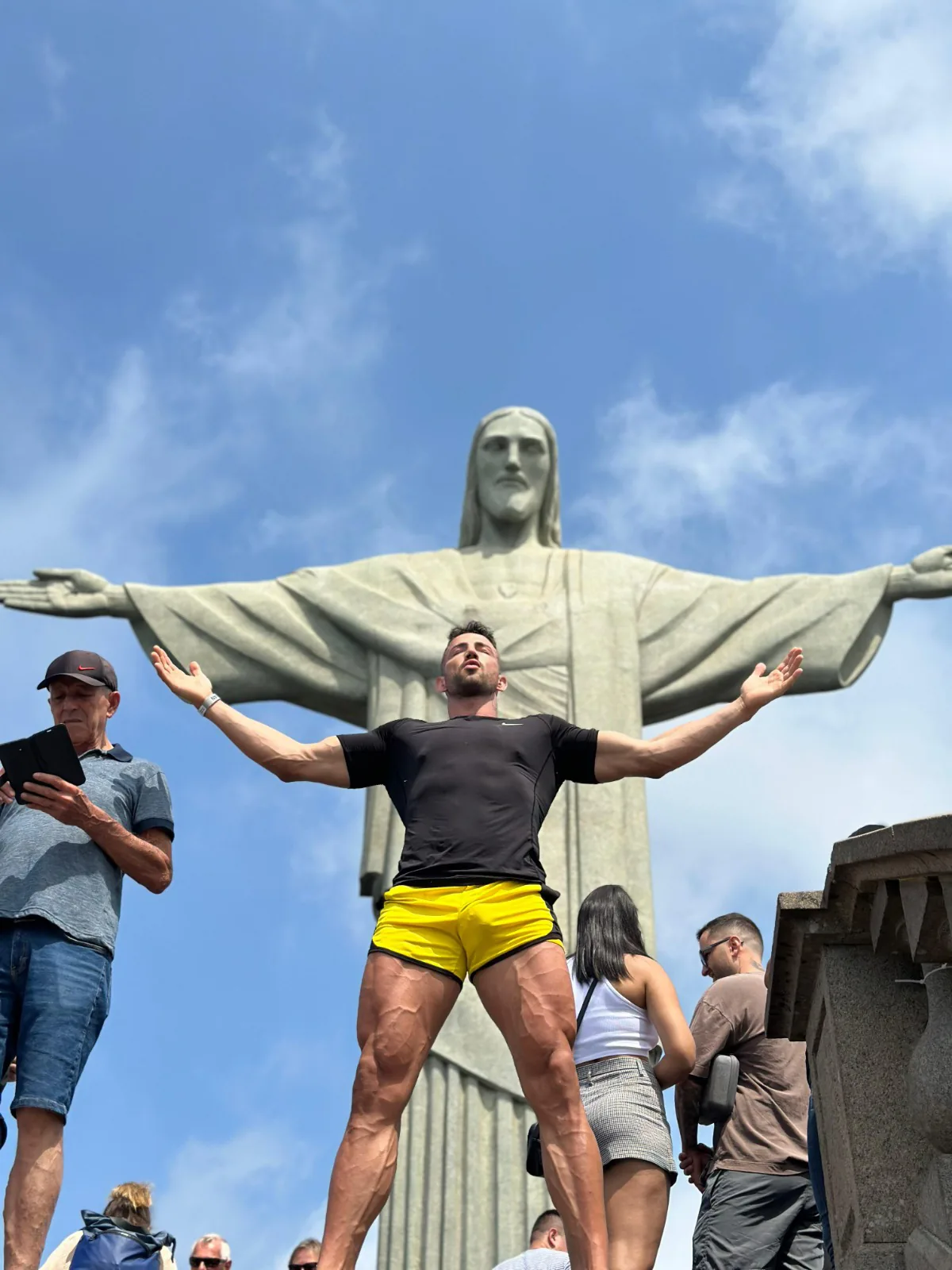 Maximo Garcia con los brazos abiertos frente al Cristo Redentor en Río de Janeiro