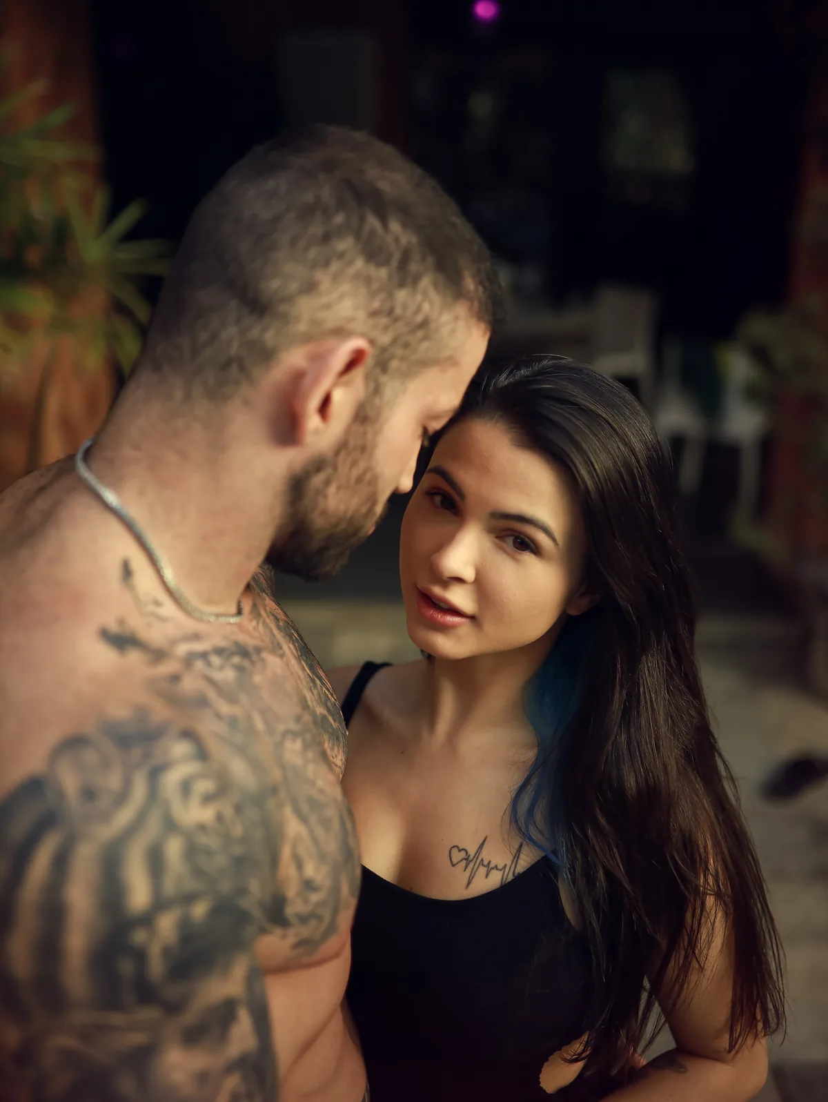 Maximo Garcia muy cerca de una mujer morena con top negro durante una conversación tranquila